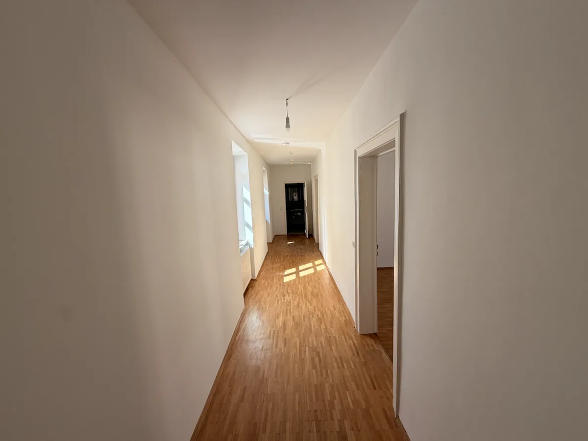 Renovierter heller Flur mit Holzboden