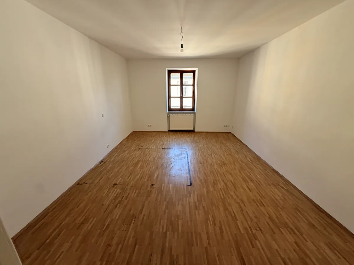 Weiß gestrichener Altbauraum