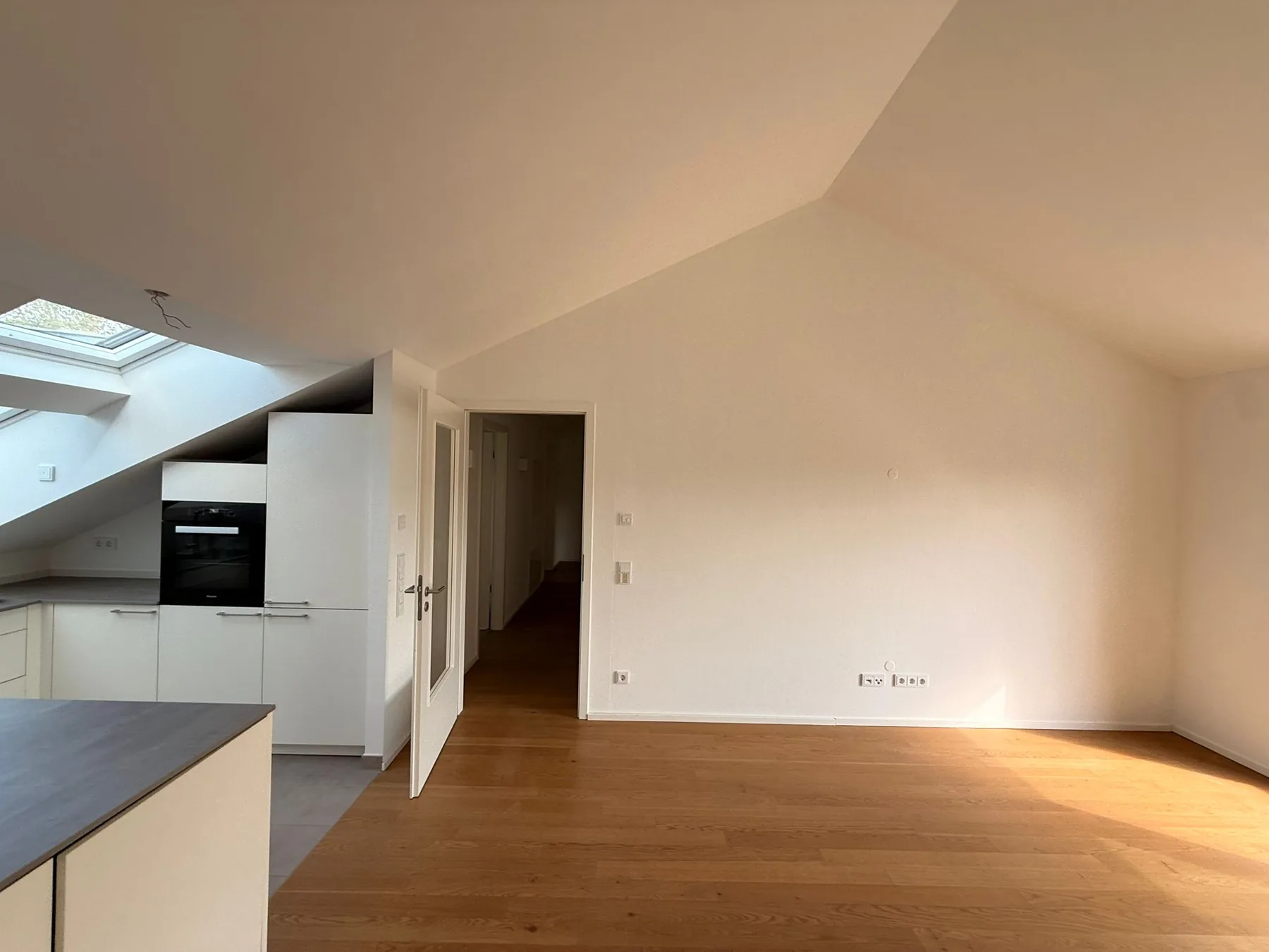 Heller, renovierter Wohnraum im Dachgeschoss
