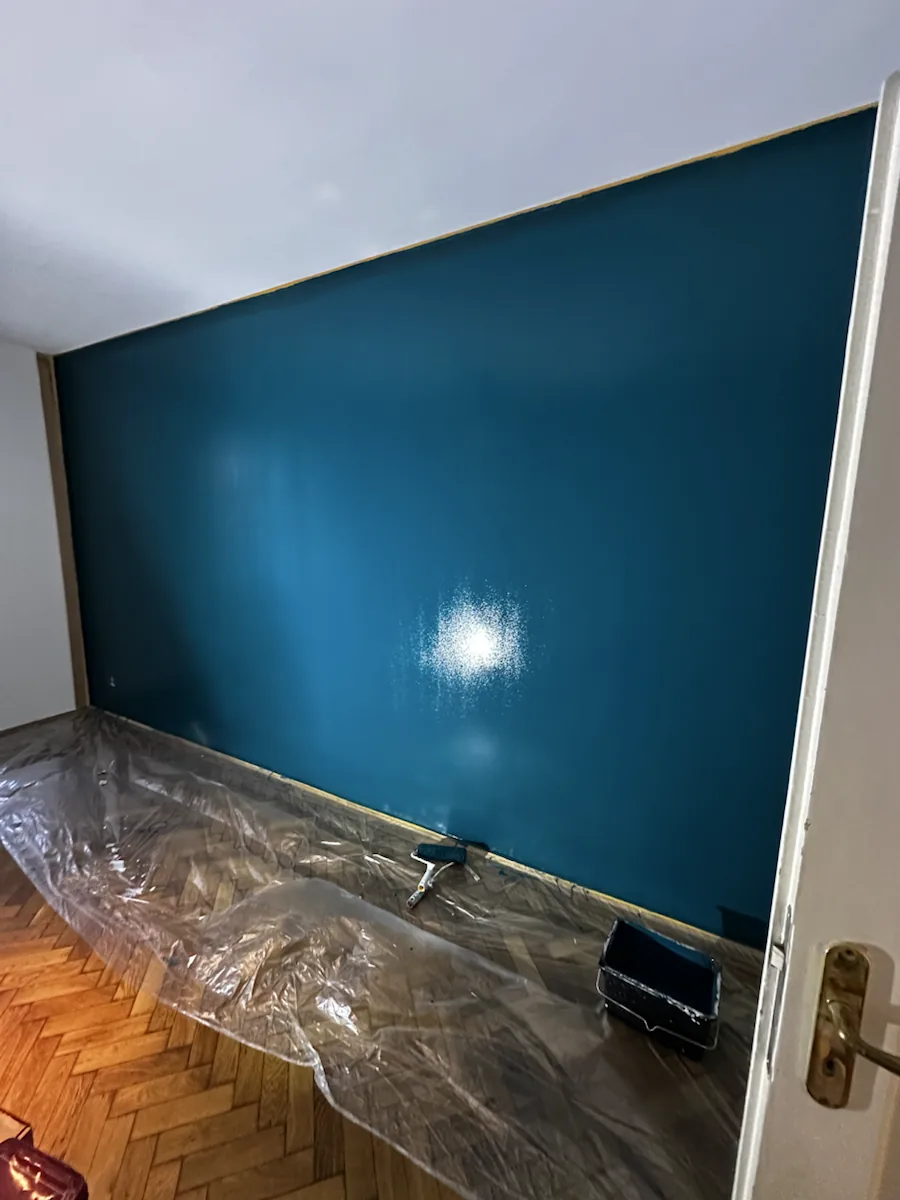 Frisch gestrichene Wand in Petrol