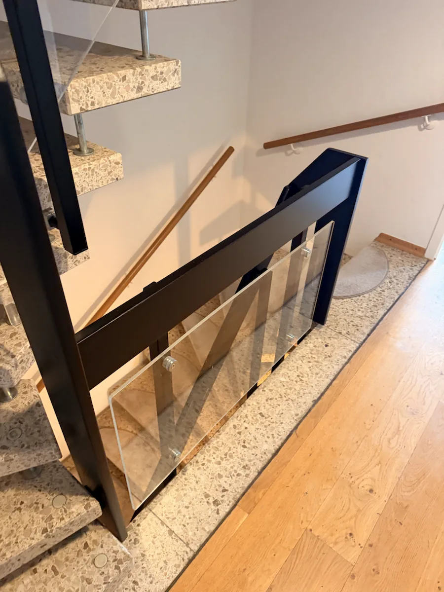 Schwarz lackiertes Treppengeländer mit Glaselementen