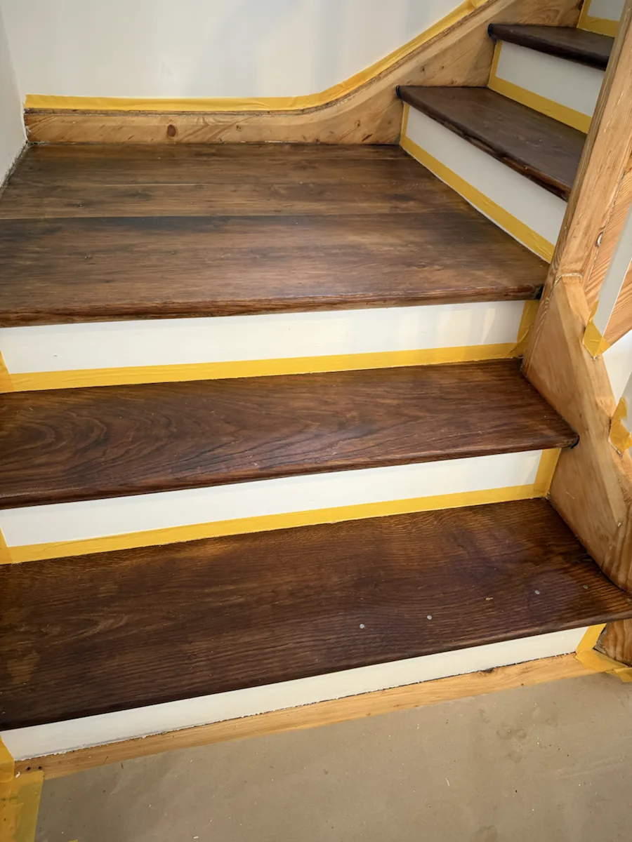 Detail dunkel behandelter Holzstufen