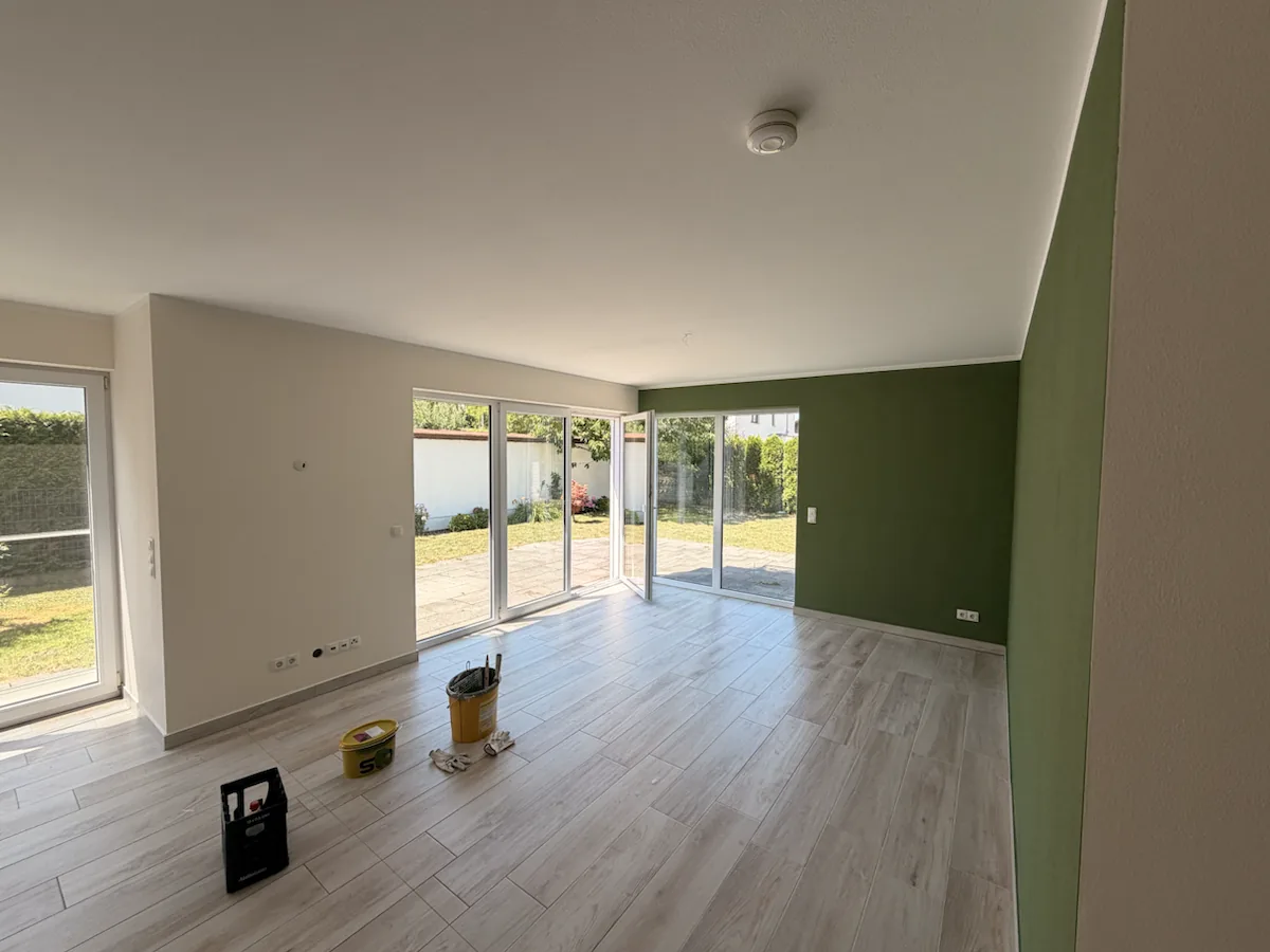 Wohnraum mit grüner Akzentwand